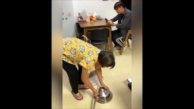 Il piège sa mère avec des bols empilés comme des poupées russes.. Et ça ne semble jamais finir !