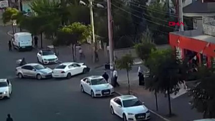 Diyarbakır Facia Ucuz Atlatıldı, Bebek Arabasıyla Kaldırımda Yürüyen Aileye, Otomobilin Çarpması...