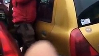 Un homme pris en flagrant délit de vol dans une voiture en France