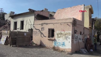 İzmir'in Damlacık Semtinde 3 Yıl Sonra Evler Yıkılıyor