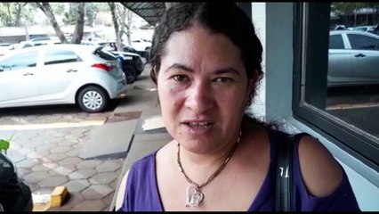 Mulher procura por filha desaparecida