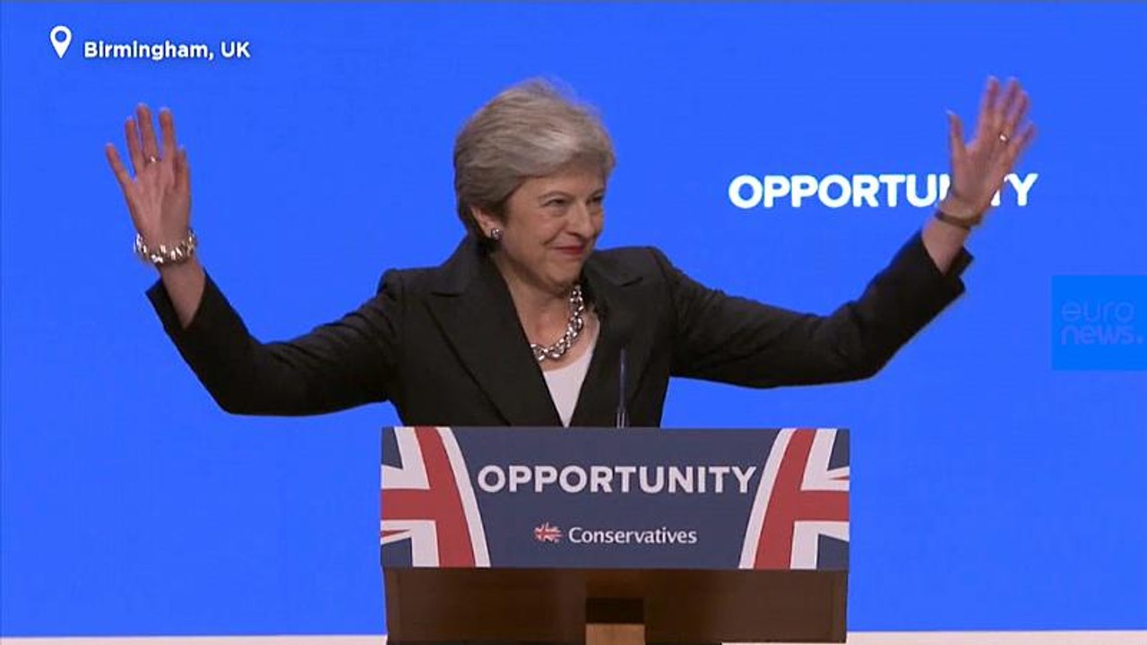VIDEO: 'Dancing Queen' - cool oder peinlich? Theresa May (62) tänzelt auf die Bühne