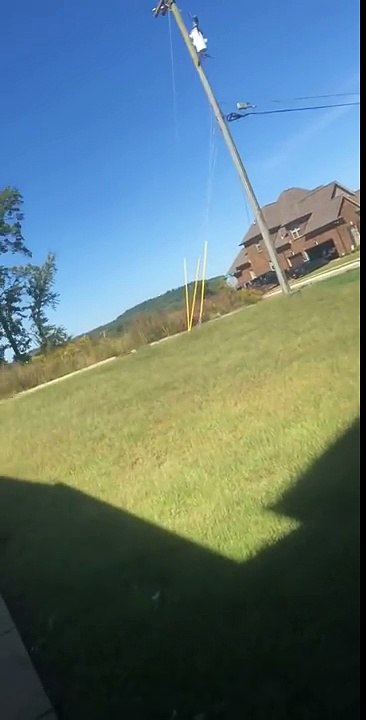 Une femme frappe une voiture Corvette avec une clef à molette