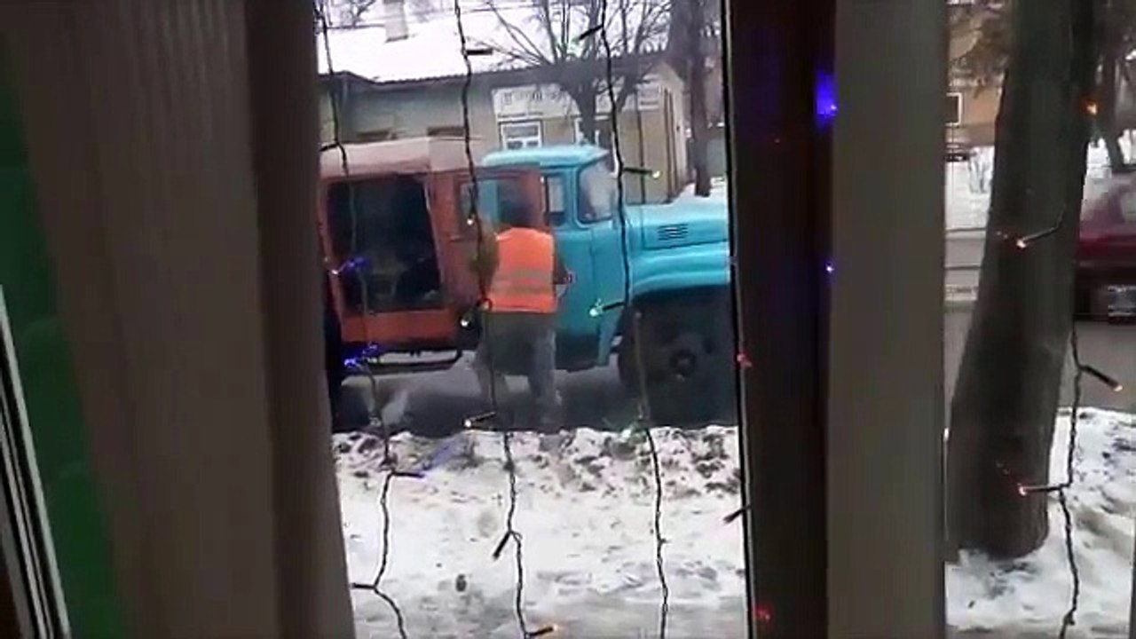 Ivre, il aide un homme ivre