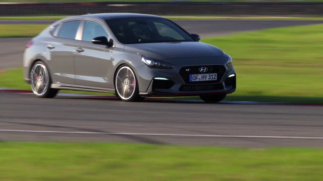 Hyundai i30 Fastback N Driving on the track