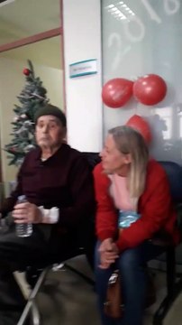 Kanser Hastalarına Orkestra Eşliğinde Şarkı Söyleyip Onlarla Birlikte Zeybek Oynayan Güzel Yürekli Doktor