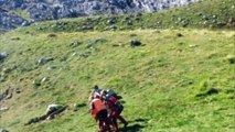 Rescate en helicóptero de un montañero lesionado en los Picos de Europa, Asturias