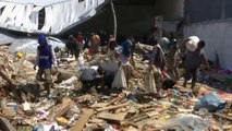 اندونزی، حادثه دیدگان زمین لرزه و سونامی به دنبال تامین مایحتاج اولیه