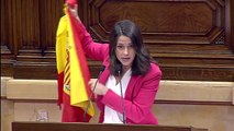 Inés Arrimadas branda una bandera espanyola al parlament