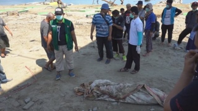 Elevan a 1.407 el número de muertos por el seísmo y el tsunami en Indonesia
