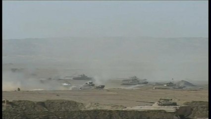 شاهد: تدريبات عسكرية للجيش الجزائري بالقرب من الحدود الليبية