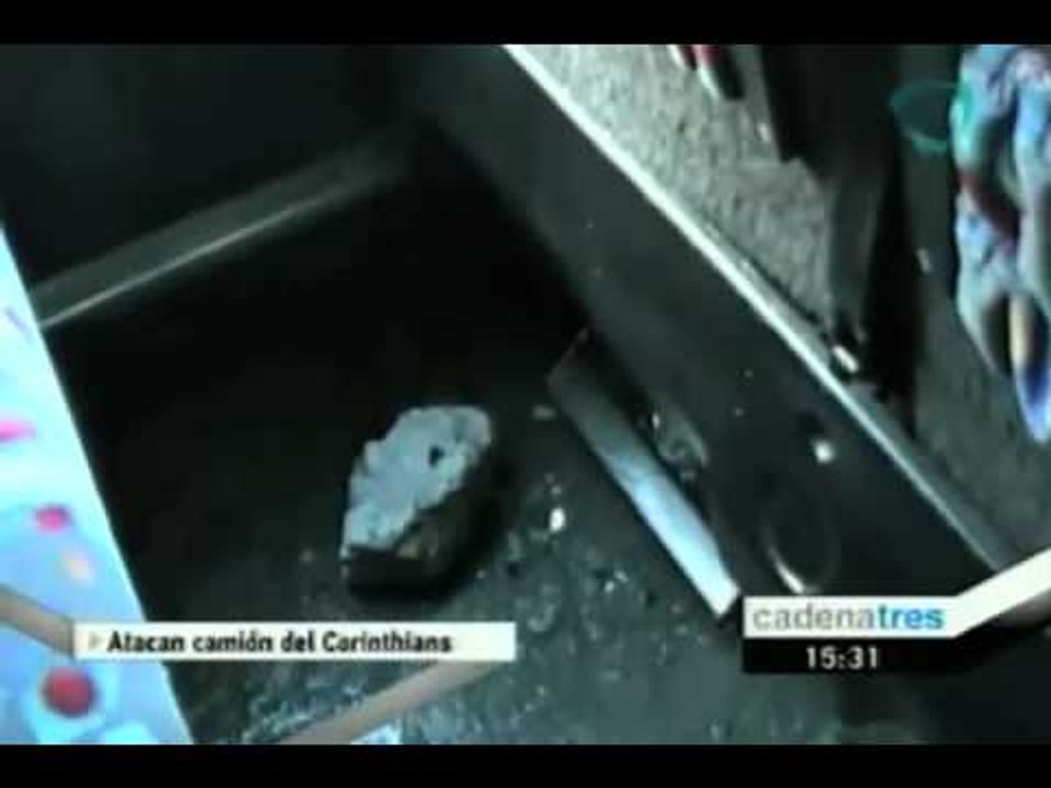 Aficionados del Cruz Azul apedrean camión de af...