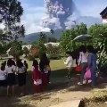 Entra en erupción un volcán en Indonesia días después del terremoto y tsunami