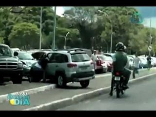 Zafarrancho entre conductora y motociclista en calles brasileñas