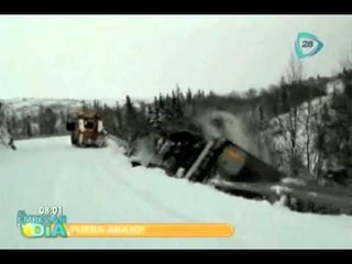 Conductor noruego sale ileso al caer su vehículo al precipicio