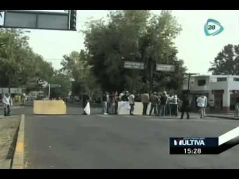 Enfrentamiento de alumnos contra elementos de la policía estatal en Michoacán