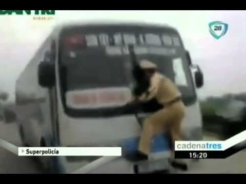 Policia en Vietnam se aferra al parabrisas de un autobús para detener al conductor