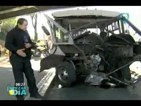 Microbús va en contraflujo e impacta contra una grúa en Iztacalco