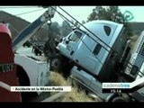 Un trailer cayó de una barranca de 50 metros, el conductor salió ileso