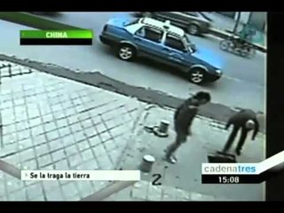 La tierra se tragó literalmente a una joven en China