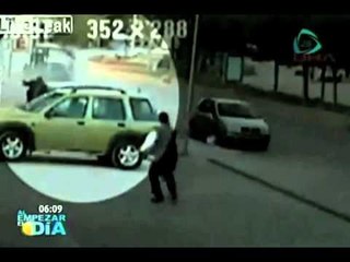 Conductor esquiva a peatón y choca contra una parada de bus