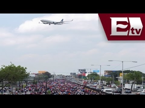 Maestros de la CNTE bloquean inmediaciones del AICM / Titulares, con Pascal Beltrán