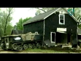 Tanque militar hace escombros una vivienda en EU