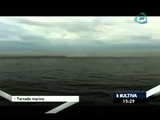 Trabajadores petroleros graban una tromba marina en el Golfo de México