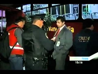 Choque entre el metrobús y una camioneta deja a dos mujeres accidentadas