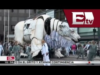 Oso polar gigante recorre las calles de Londres/Global con Paola Barquet