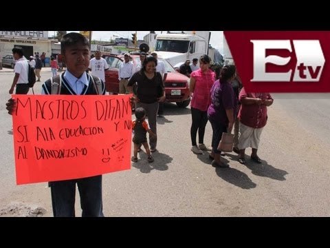 Padres de Familia bloquean carreteras en Oaxaca, exigen clases para sus hijos / Vianney Esquinca