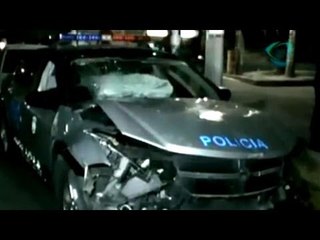 Descuido vial deja una patrulla y auto destrozados