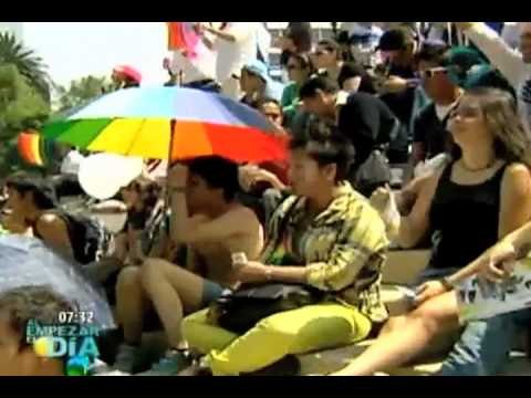 Se pinta el arcoiris en la marcha lésbico-gay