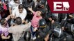Padres de manifestantes se enfrentan con granaderos afuera del Ministerio Público/ Vianey Esquinca