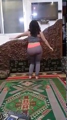 بنت سورية ترقص بشراسة في المنزل