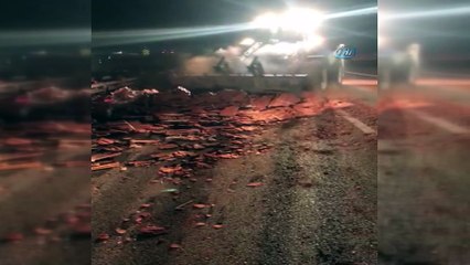 Tuğla yüklü tır devrildi...Tuğlalar yola saçıldı