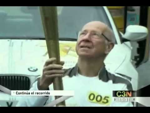 Continúa recorrido de la antorcha olímpica con el histórico mediocampista Bobby Charlton