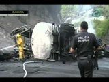 Explota una pipa luego de colisionar con un camión en Oaxaca