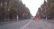 Ukrayna'da Kırmızı Işıkta Geçen Araca Tekme Atıp Canını Hiçe Sayan Adam Kamerada