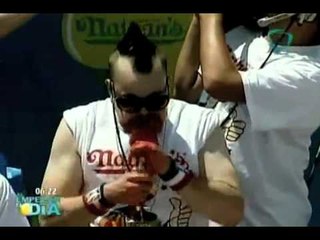 Ingiere 68 hot dogs en 10 minutos y es el mayor devorador en EU