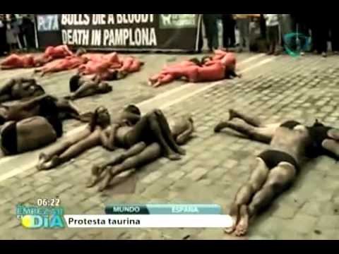 Activistas piden el fin de la corridas de toros en Pamplona