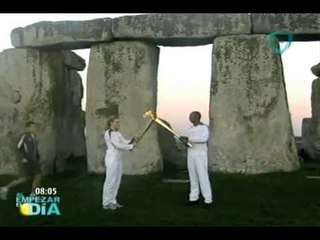 Antorcha olímpica ilumina el mítico Stonehenge