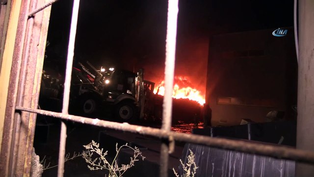 Lastik deposu alev alev yandı