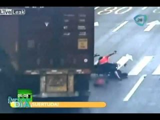 Mujer escapa de la muerte tras evitar ser atropellada por un tráiler