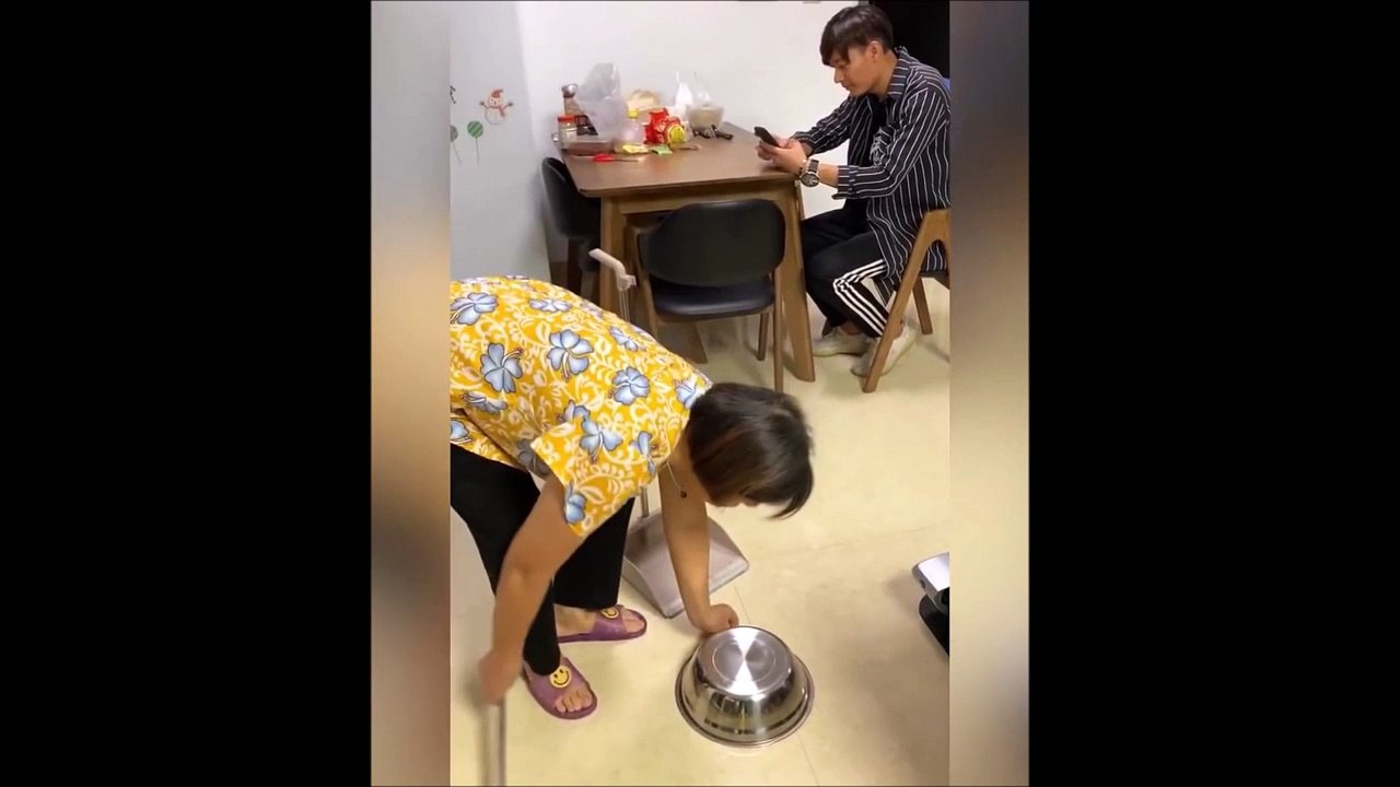 La blague qu'il fait à sa mère est tellement drôle... En mode poupées russes