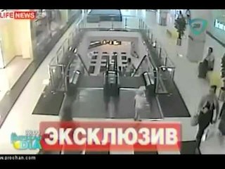 Se atasca en escalera eléctrica, cae tres pisos y sale con vida