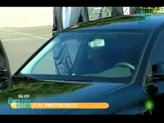 Rey Juan Carlos da regañada a su chofer por mala maniobra