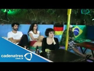 Españoles siguen el duelo Chile vs España desde una de las favelas de Río de Janeiro