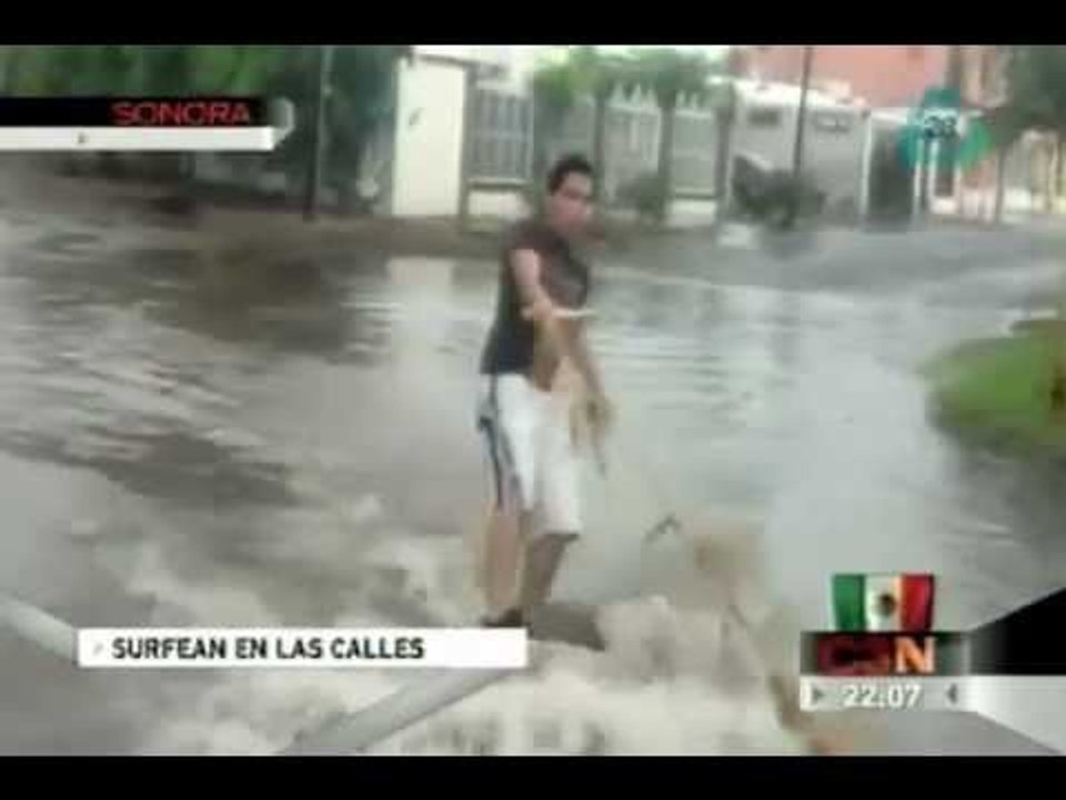 Jóvenes surfean en calles de Cd. Obregón tras c...