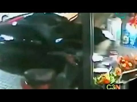 Futbolista borracho choca su Porsche contra gasolinera